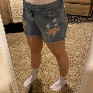 American Eagle MIDI Distressed Shorts - Light Wash